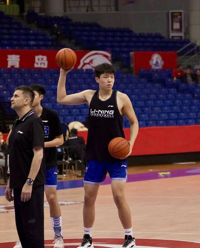 主力球员表现出色，助球队获得胜利晋级